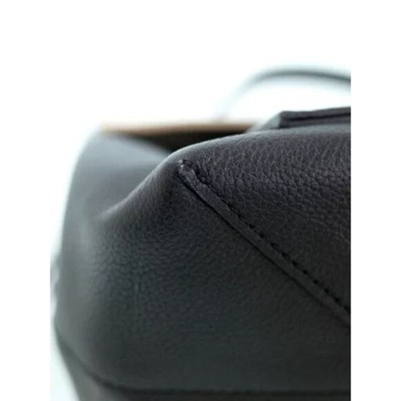 Louis Vuitton Lock Me MM Handbag - Picture 3 of 9